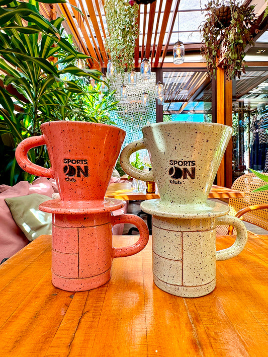 Conjunto Xícara + Coador de Café em Cerâmica Artesanal